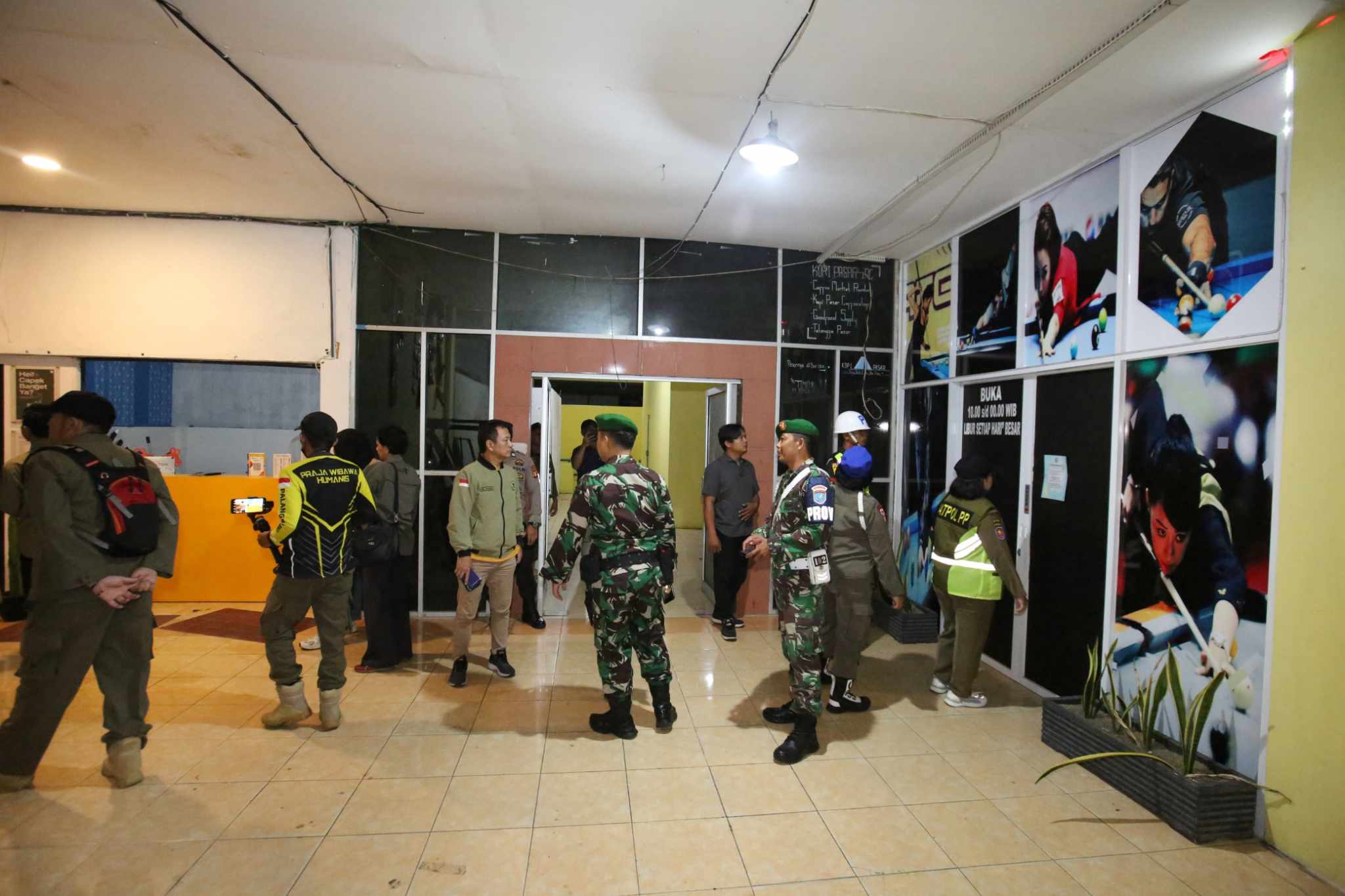 Tim gabungan satpol PP, Pemkot, unsur TNI/Polri dan Kejaksaan saat razia di salah satu tempat usaha billiard, Sabtu (2/3) malam.