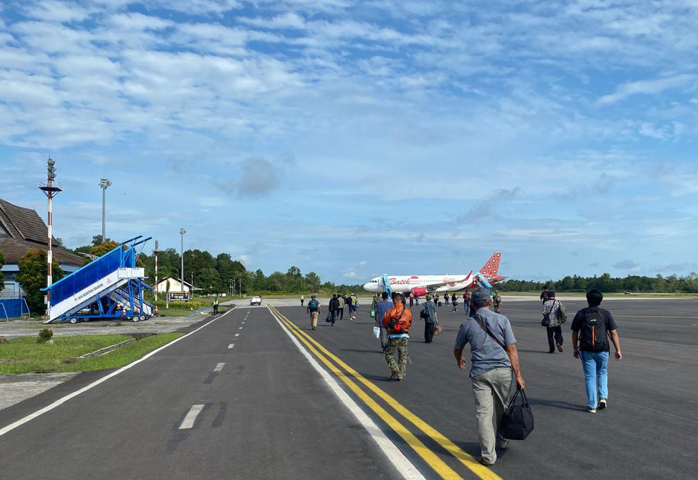 ILUSTRASI: Sejumlah calon penumpang saat menuju pesawat di bandara Iskandar Pangkalan Bun. (Slamet Harmoko/Radar Sampit)