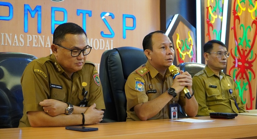 PAPARAN: Kepala DPMPTSP Kalteng, Sutoyo saat memimpin rapat bersama jajarannya.