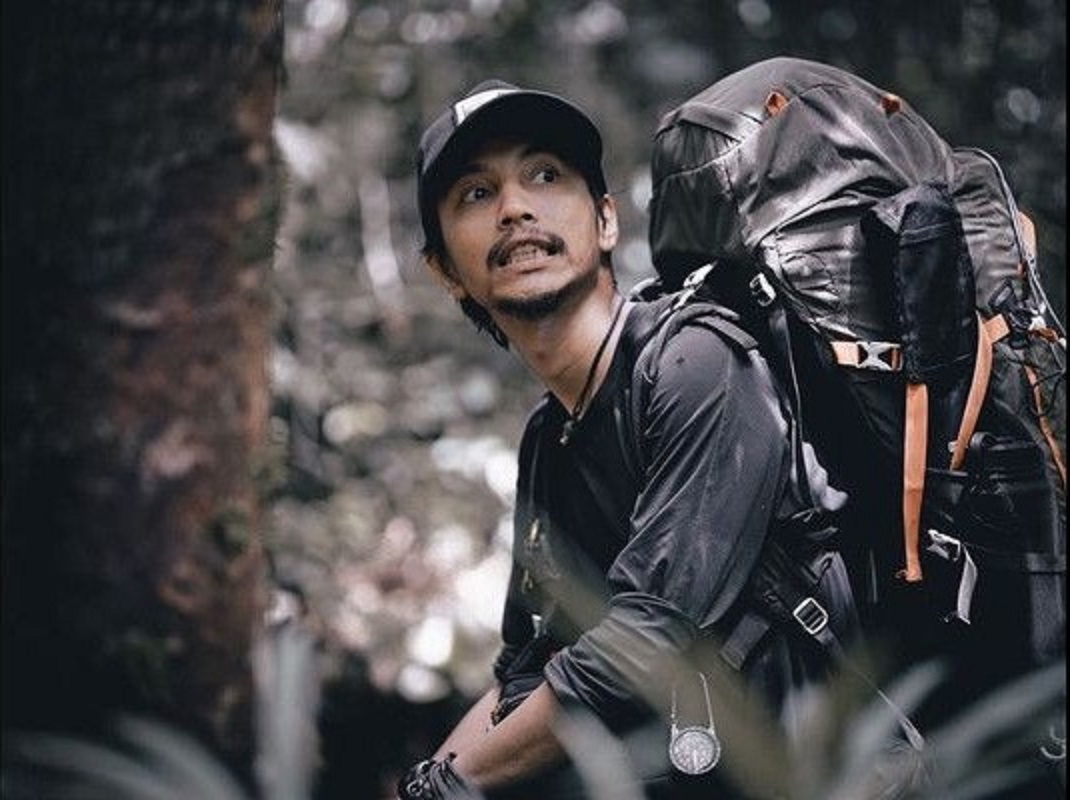 Musisi Fiersa Besari ketika mendaki salah satu pegunungan.