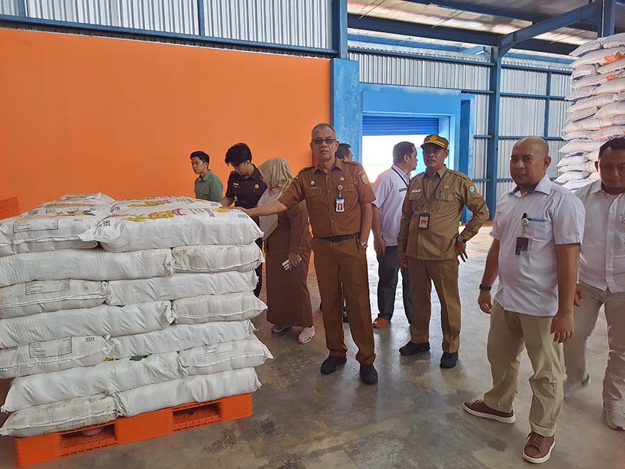 STOK BERAS: Jajaran pejabat Pemkab Kotim saat mengecek stok beras di Gudang Bulog Jalan Jenderal Sudirman Sampit, beberapa waktu lalu.&nbsp;DOK.HENY/RADAR SAMPIT