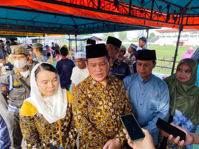 PASAR RAMADAN: Bupati Seruyan Ahmad Selanorwanda ketika berkunjung di pasar Ramadan, Kuala Pembuang, baru-baru tadi. M. RIFANI DEWANTARA/RADAR SAMPIT