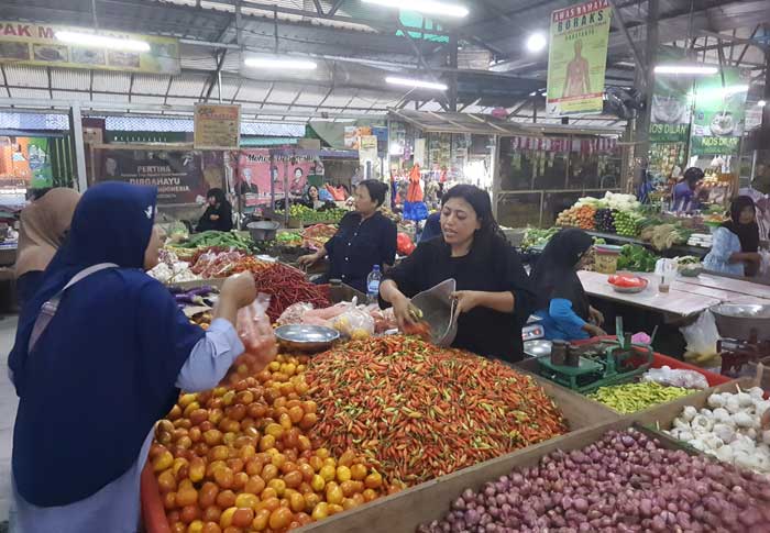 HARGA NAIK: Harga cabai di pasar tradisional di Sampit tembus Rp120 ribu per kg.