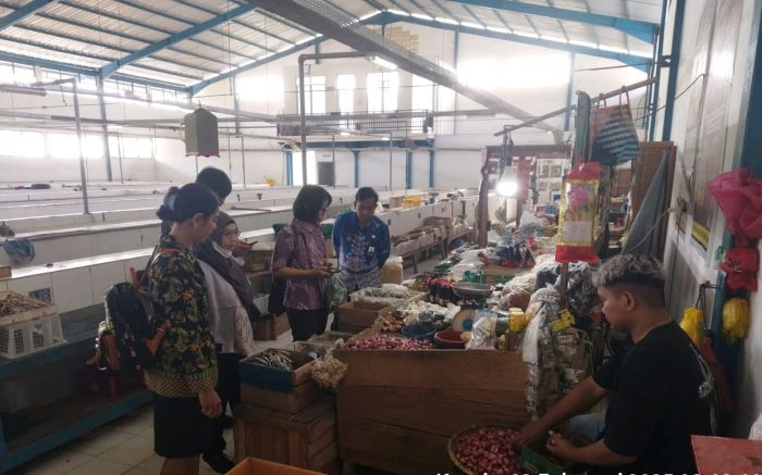 KABAR PASAR : Dinas Koperasi, Usaha Kecil Menengah, Perdagangan dan Perindustrian (DKUKMPP) Lamandau saat melakukan  pemantauan harga barang kebutuhan pokok di sejumlah pasar. RIA MEKAR ANGGREANI/RADA