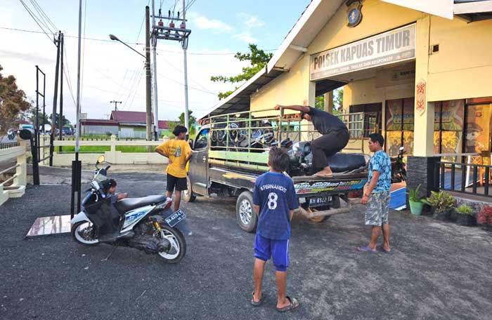 PENERTIBAN: Beberapa motor yang terlibat aksi balap liar ketika dibawa ke Mapolsek Kapuas Timur.