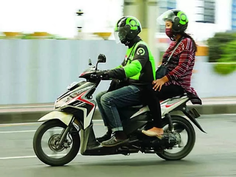 Ilustrasi: Driver Ojol saat mengantar penumpang ke tempat tujuan ( Puguh Sujiatmiko/Jawa Pos)