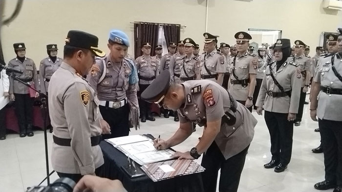 SERTIJAB : Kapolres Kotim AKBP Resky Maulana Zulkarnain saat memimpin upacara serah terima jabatan (Sertijab) delapan perwira di Mapolres Kotim, Senin (03/03/2025). ISTIMEWA/RADAR SAMPIT