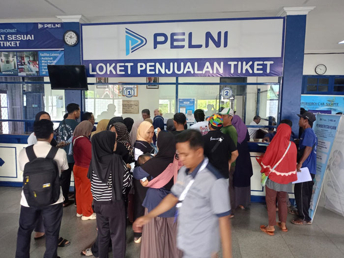 BERBURU TIKET&nbsp;MUDIK: Warga Kotawaringin Timur dan sekitarnya sedang mengatre pembelian tiket kapal di kantor PT Pelni, Jalan Ahmad Yani, Sampit, Senin (3/3) pagi. (Heru Payitno/Radar Sampit)  &nbsp;