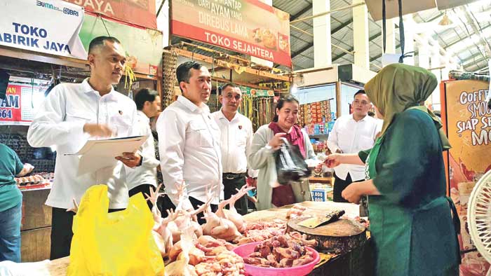 SIDAK HARGA: Aparat Polda Kalteng saat mengecek harga bahan pokok dan daging di Pasar Kahayan, Kota Palangka Raya, Senin (3/3).DODI/RADAR SAMPIT