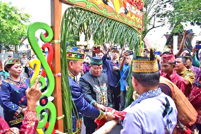 POTONG PANTAN: Penyambutan bupati dan wakil bupati Kabupaten Kapuas di rumah jabatan bupati, Senin (3/3) sore.