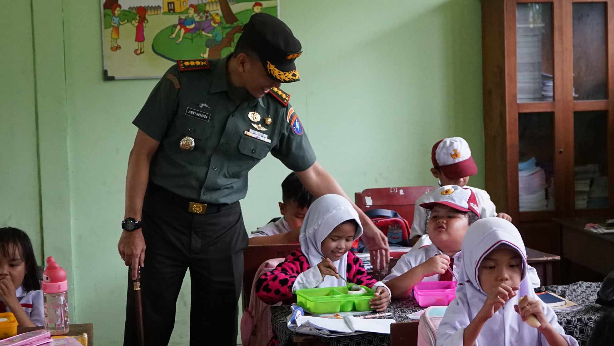 Pemberian makan bergizi gratis di salah satu SD di Palangka Raya, sebelum bulan Ramadan.