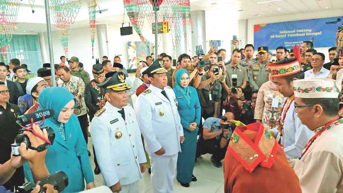 SIAP MEMBANGUN: Gubernur Kalteng Agustiar Sabran dan Wakil Gubernur Edy Pratowo disambut prosesi adat dan doa lintas agama saat tiba di Bandara Tjilik Riwut Palangka Raya, Selasa (4/3).