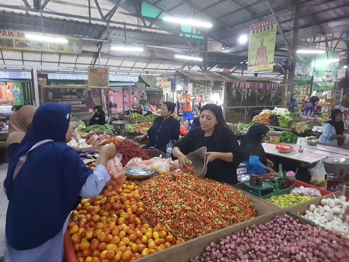 HARGA NAIK: Harga cabai di pasar tradisional di Sampit tembus Rp120 ribu per kg.&nbsp;HENY/RADAR SAMPIT