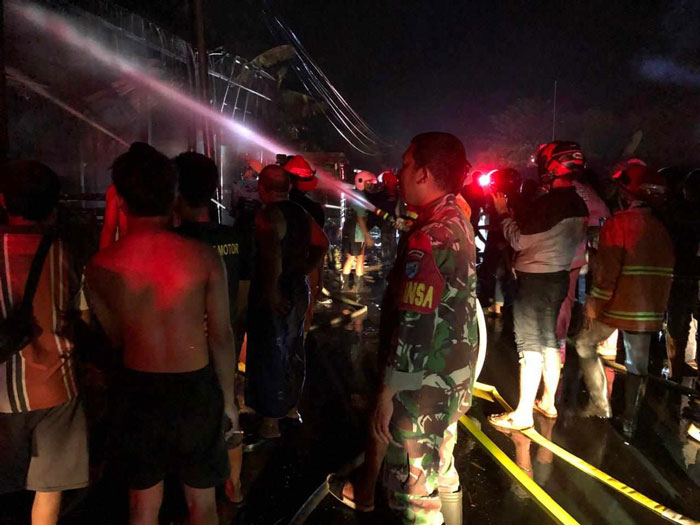 PEMADAMAN: Tim pemadam saat menangani kebakaran kios bahan pokok yang juga menjual BBM eceran di jalan Pahandut Seberang, Senin (3/3) malam.&nbsp;IST/RADAR SAMPIT