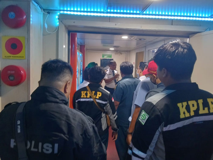 KM Dharma Rucitra 9, yang membawa korban meninggal sandar di Pelabuhan Panglima Utar Kumai, Kecamatan Kumai, Kabupaten Kotawaringin Barat, Senin (3/3) pukul 23.30 WIB.  &nbsp;