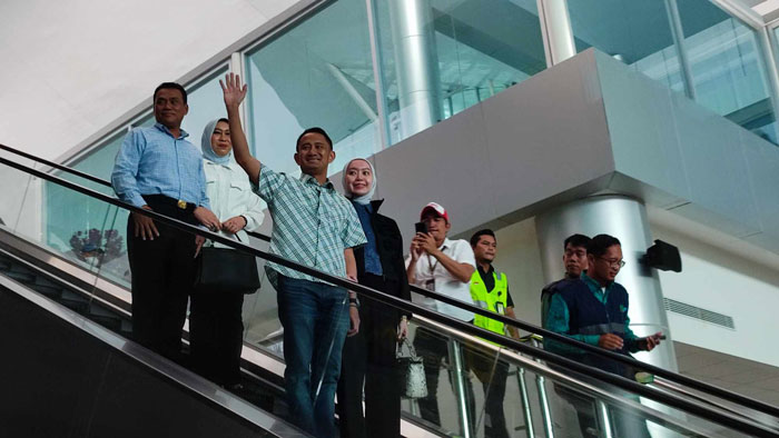 Wali Kota Palangka Raya Fairid Naparin bersama istri dan Wakil Wali Kota Achmad Zaini bersama istri ketika tiba Bandara Tjilik Riwut dan menyapa masyarakat yang menyambutnya, Rabu (5/3).