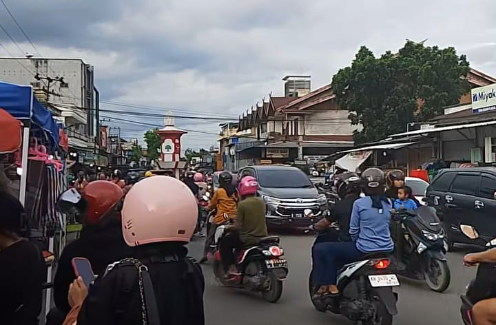 SEMRAWUT: Kemacetan parah terjadi di Jalan Pangeran Antasari, Bundaran Pasar Indrasari, Kelurahan Baru, Senin (3/3).