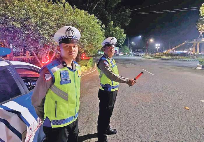 PATROLI : Personel Satlantas Polres Kapuas patroli malam di Bundaran Kecil, Jalan Tambun Bungai, Kuala Kapuas. HUMAS POLRES KAPUAS/RADAR SAMPIT