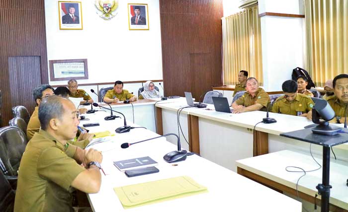 RAPAT: Bupati Kotim Halikinnor memimpin rapat bersama TAPD Kotim membahas efisiensi anggaran, Selasa (4/3).&nbsp;YUNI/RADAR SAMPIT