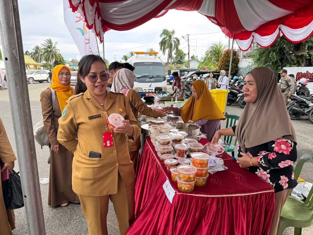 Tim gabungan yang terdiri dari Dinkes Kapuas dan BPOM Palangka Raya ketika mengambil sampel beberapa makanan yang dijual di Pasar Ramadan di Jalan Maluku, Kuala Kapuas, Selasa (4/3).