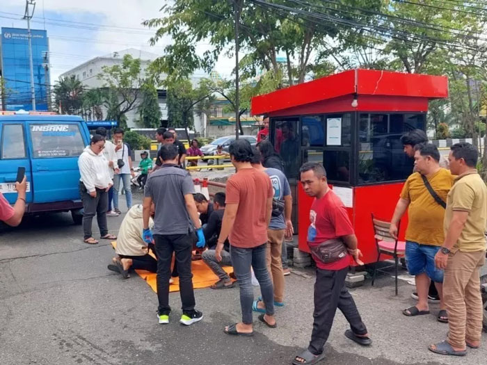 TEMUAN MAYAT: Juru parkir berumur 50 tahun ini ditemukan meninggal di tempatnya bekerja. (Foto: MAULANA/RADAR BANJARMASIN)