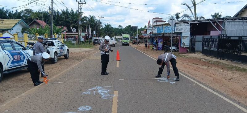 KECELAKAAN MAUT : Polantas Polres Kotim olah TKP di lokasi tabrakan maut Jalan Tjilik Riwut kilometer 88, Kecamatan Cempaga Hulu, Kabupaten Kotim. ISTIMEWA/RADAR SAMPIT