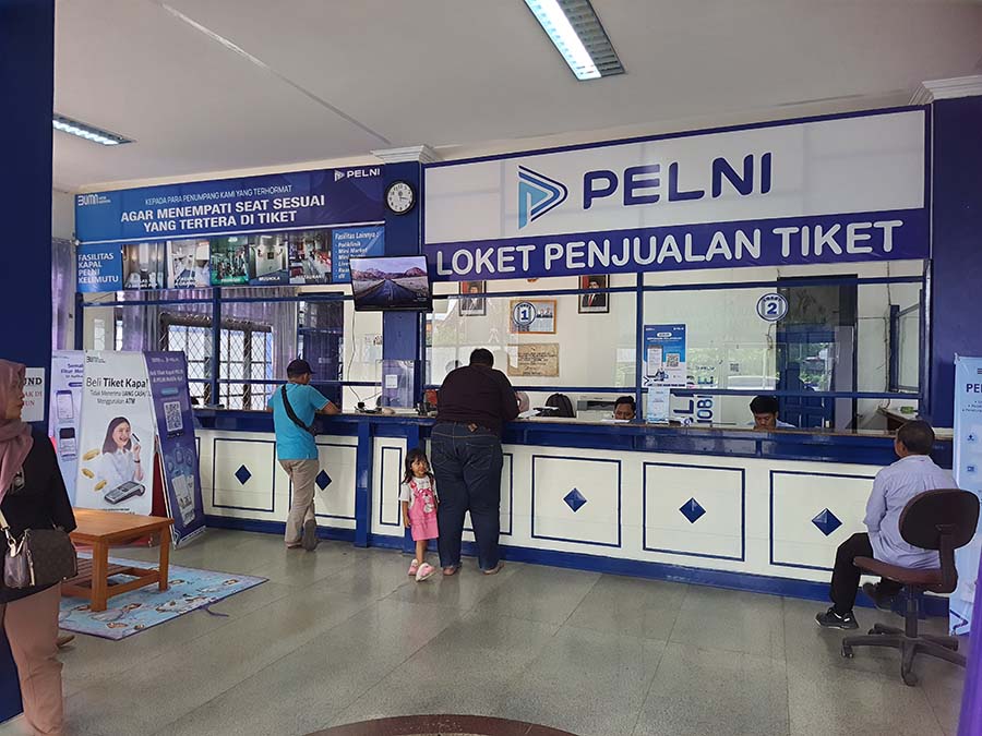 MENDAFTAR: Calon pemudik gratis saat mendaftar di loket PT Pelni Cabang Sampit Jalan Jenderal Ahmad Yani, Selasa (4/3). HENY/RADAR SAMPIT