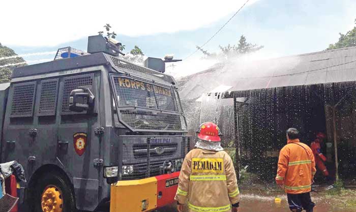 PENANGANAN: Petugas pemadam berupaya mengendalikan api di rumah dinas milik Polda Kalteng, Rabu (5/3).&nbsp;IST/RADAR SAMPIT
