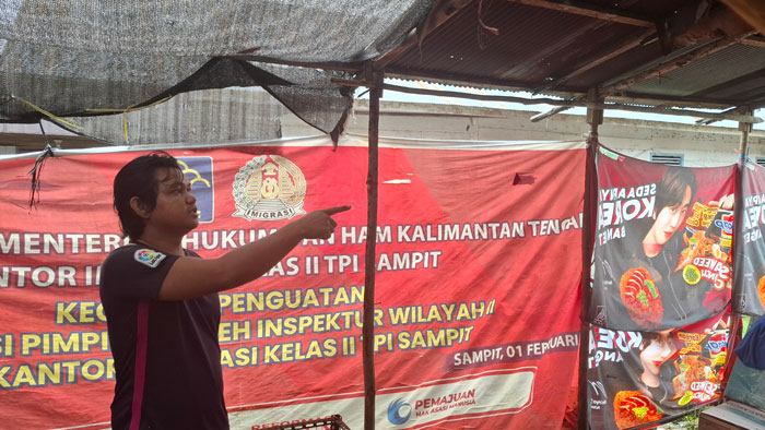 PENCURIAN : Andi menunjukkan tempat dia meletakkan sangkar berisi burungnya yang hilang dicuri. FAHRY/RADAR SAMPIT