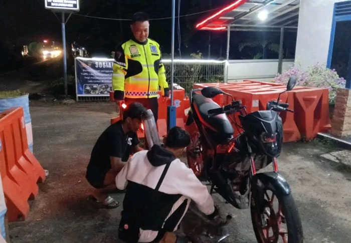 DISITA: Pengendara melepaskan knalpot brong untuk diserahkan kepada anggota Satlantas Polres Pulang Pisau.&nbsp;HUMAS POLRES PULPIS