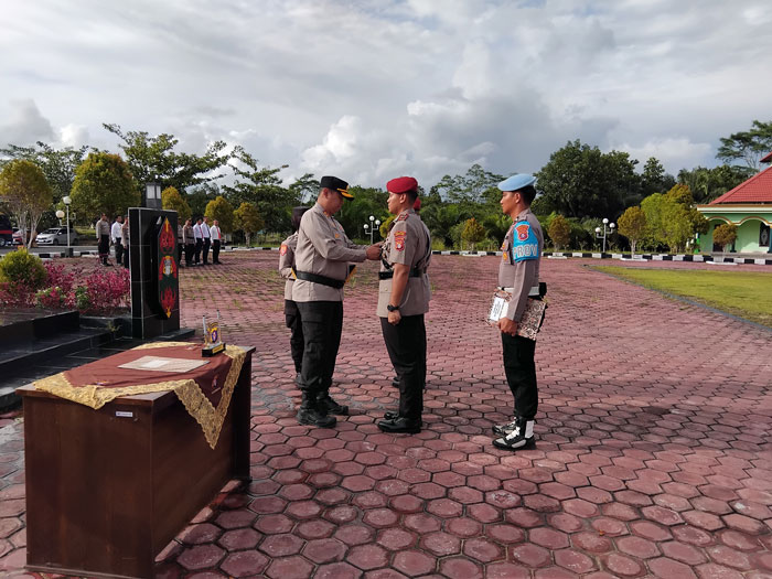 SERTIJAB : Kapolres Gumas AKBP Theodorus Priyo Santosa menyematkan tanda pangkat kepada Kasat Reskrim dalam acara Sertijab di halaman Mapolres Gumas, Jumat (07/03/2025). ARHAM SAID/RADAR SAMPIT