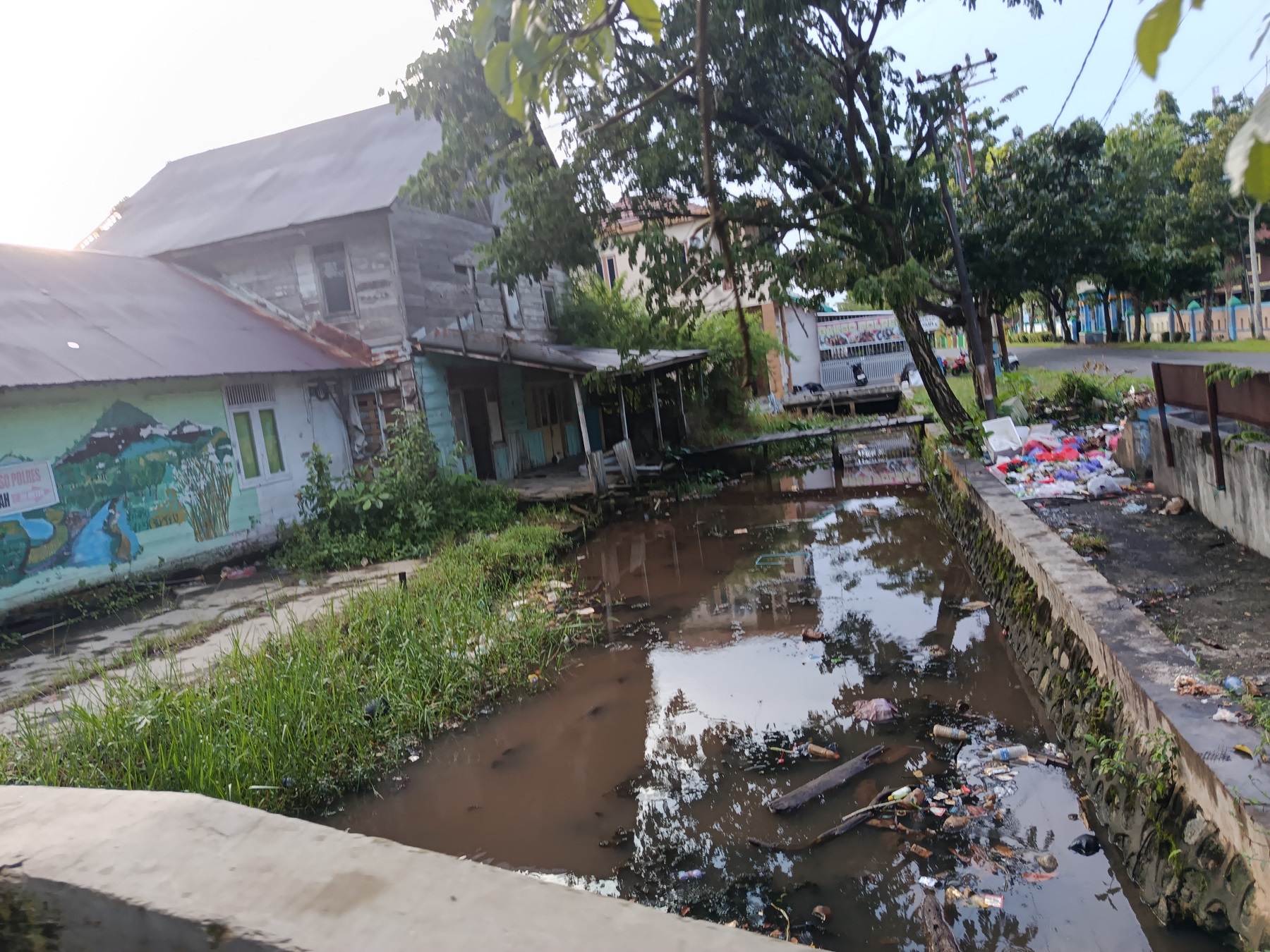 TERCEMAR: Kondisi selokan yang tepat berada di belakang TPS Jalan R.A Kartini,Kuala Kapuas.