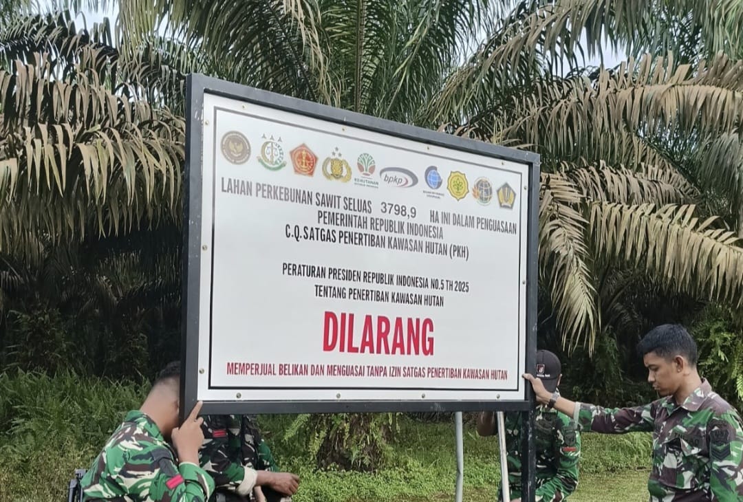 Satgas Garuda Penertiban Kawasan Hutan (PKH) memasang plang tanda penyitaan di kawasan lahan perkebunan kelapa sawit milik PT Agro Bukit di Jalan Sudirman km 26 disita Tim Satgas Penertiban