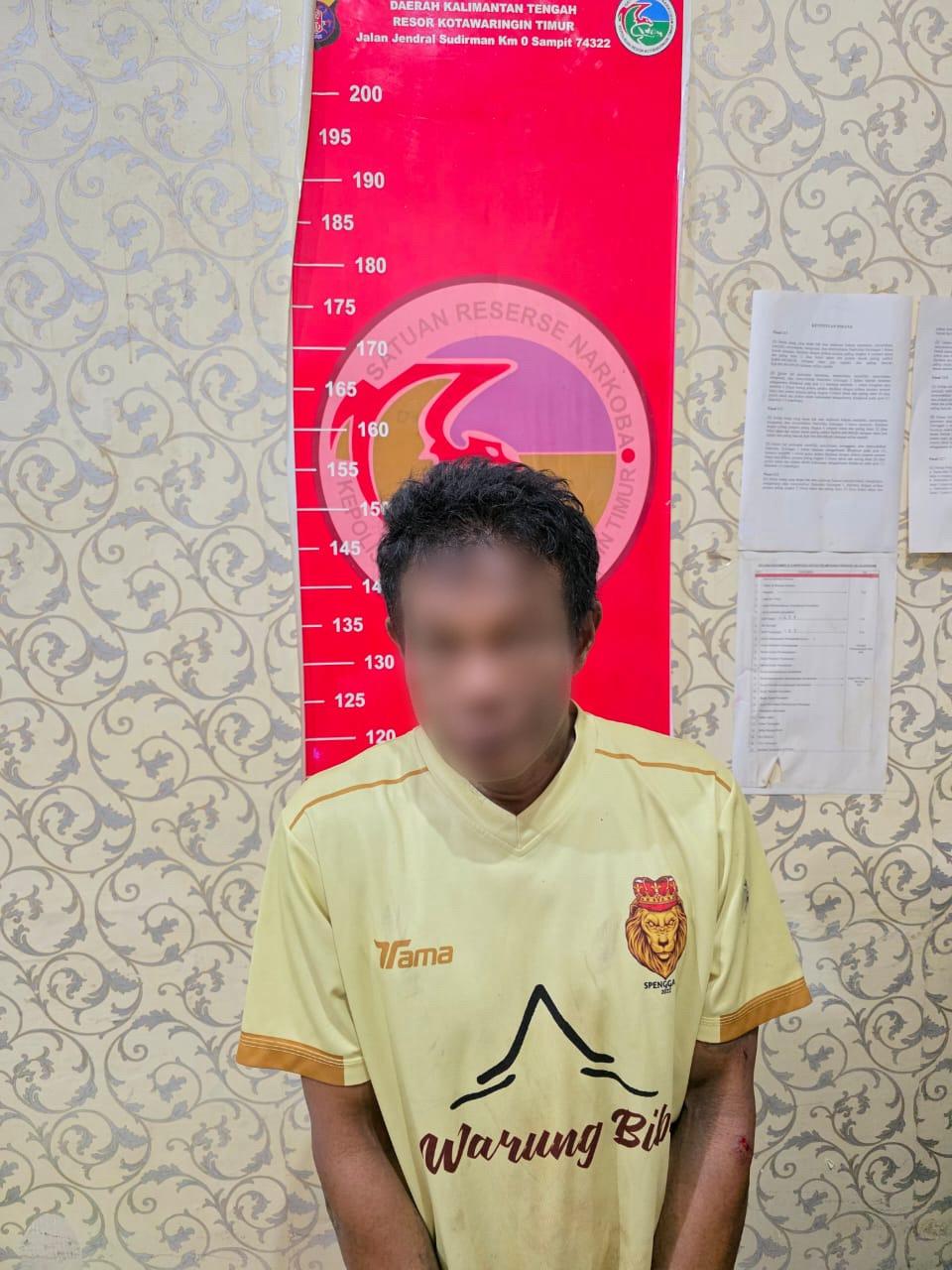 Pria inisial S (46), saat menjalani pemeriksaan di Kantor Polisi usai kedapatan mengedarkan narkoba jenis sabu, baru-baru tadi