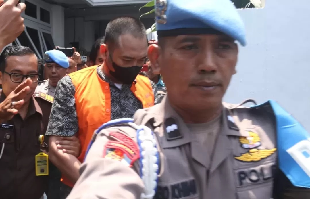 Tersangka Aipda Robig Zaenudin saat digelandang ke Rutan Kelas I Semarang usai tahap II di Kejari Kota Semarang, Kamis (6/3/2025). (NUR CHAMIM/Radar Pati)