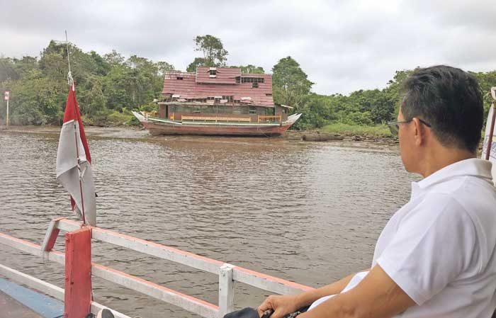 EVAKUASI: Proses evakuasi kapal wisata susur sungai yang dilakukan pada akhir Januari lalu.&nbsp;Dok. YUNI/RADAR SAMPIT&nbsp;