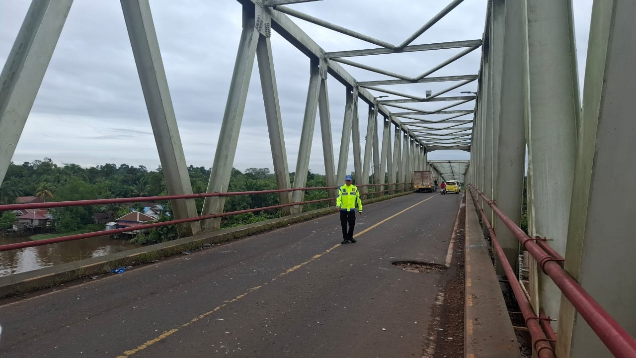BERBAHAYA: Lubang di jalan yang terdapat di Jembatan Bejarum, jalan Tjilik Riwut wilayah Kecamatan Kota Besi.