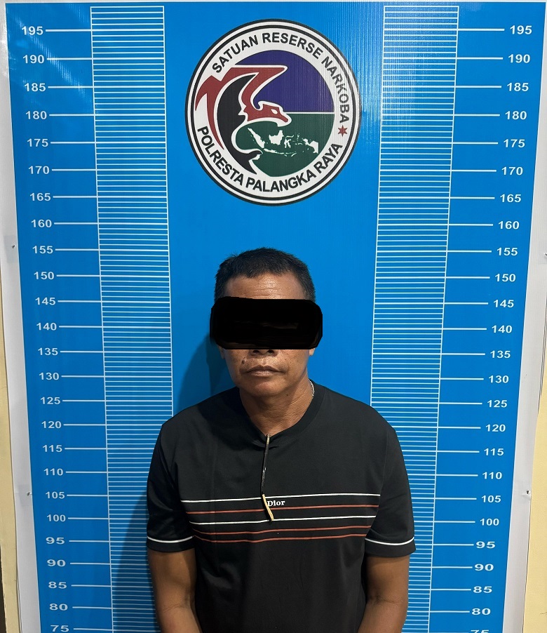 Salah satu tersangka pengedar narkotika yang berhasil ditangkap tim Satresnarkoba Polresta Palangka Raya di tiga lokasi berbeda, baru-baru tadi.