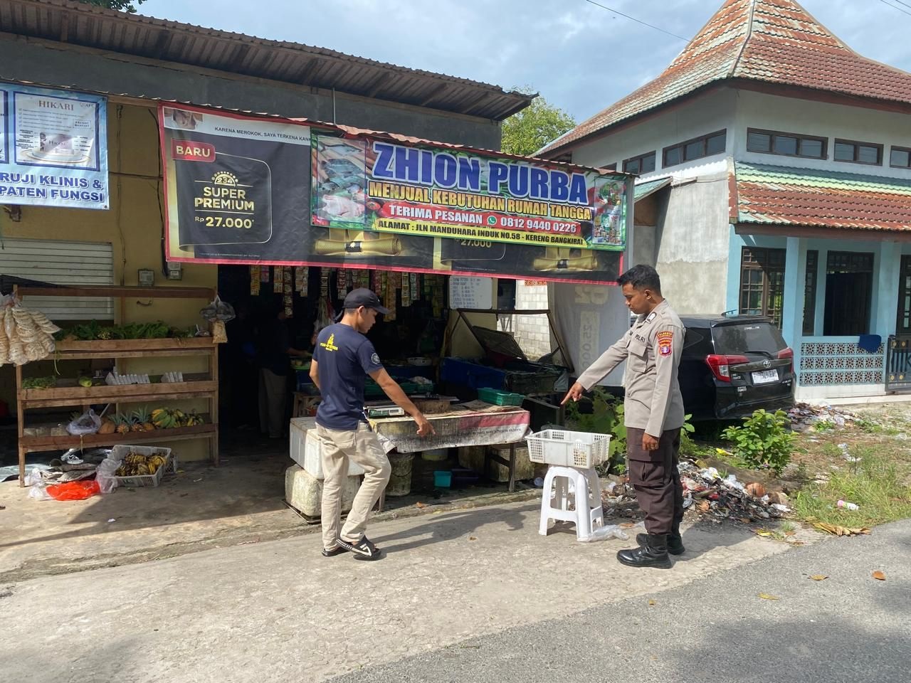 OLAH TKP : Personel Polsek Sabangau saat berada di lokasi kejadian pencurian di sebuah warung sembako, baru-baru tadi.