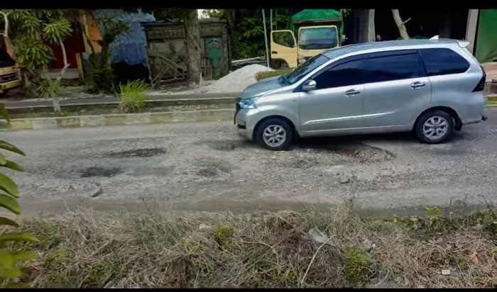 RUSAK: Kondisi lubang di jalan Malijo, Kelurahan Madurejo, Kecamatan Arsel, Kabupaten Kobar, belum lama tadi.&nbsp;IST/RADAR PANGKALAN BUN&nbsp;