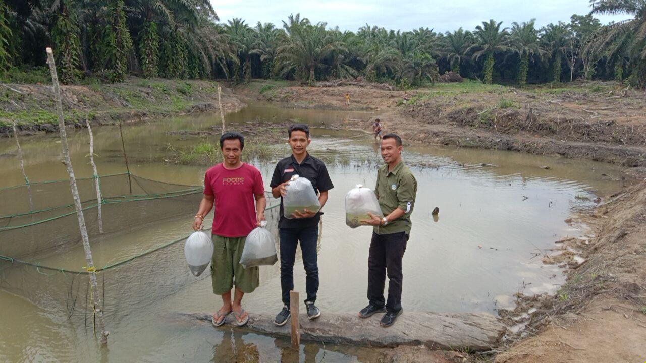 Usma, Asisten CSR PT GSPP (Astra Agro Lestari) saat penyerahan benih ikan untuk warga Desa Sungai Pakit