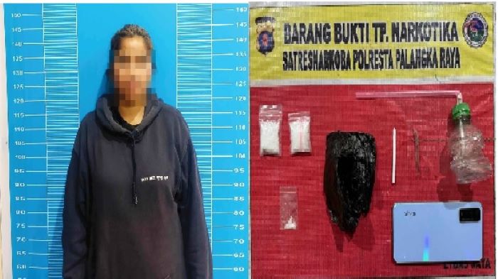 DIAMANKAN : Susi Susanti alias Santi (34) diamankan bersama barang bukti sabu. ISTIMEWA/RADAR PALANGKA
