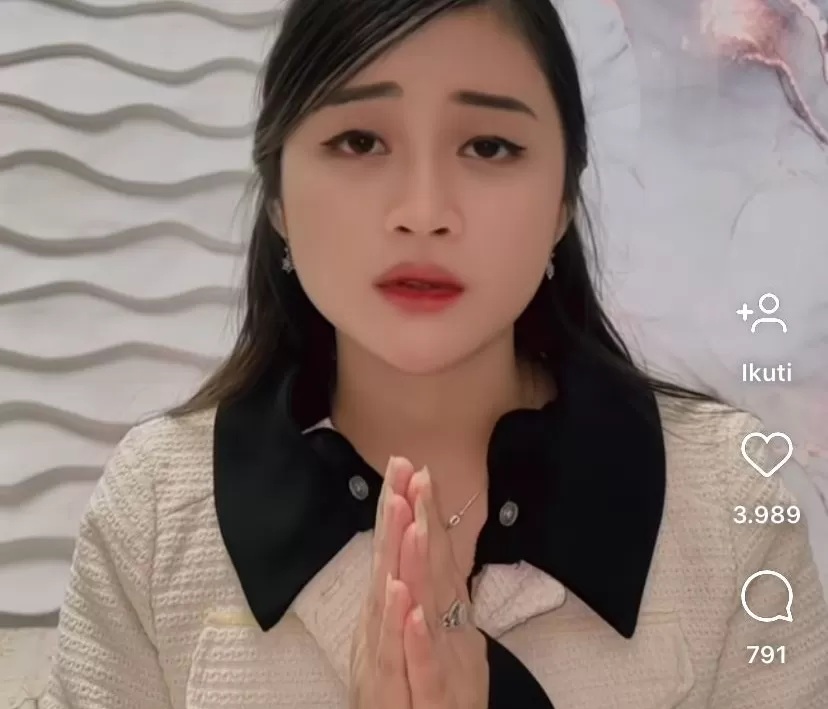 MINTA MAAF: Mala Agatha meminta maaf melalui media sosial Instagramnya setelah diultimatum Perpustakaan Proklamator Bung Karno Kota Blitar, Sabtu (8/3/2025). (Instagram Mala Agatha)