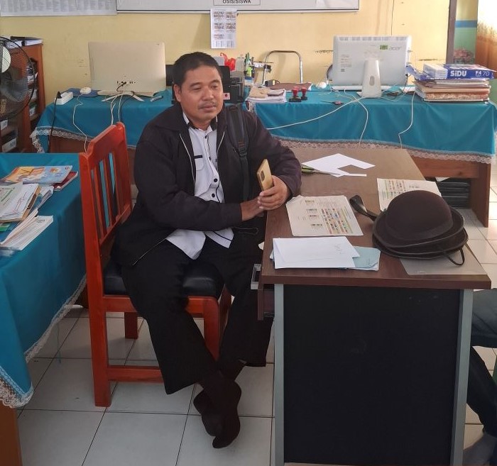 WAWANCARA : Darwansyah, Kepala MTs Sampit ketika dijumpai awak media, Senin (10/03/2025). FAHRY/RADAR SAMPIT