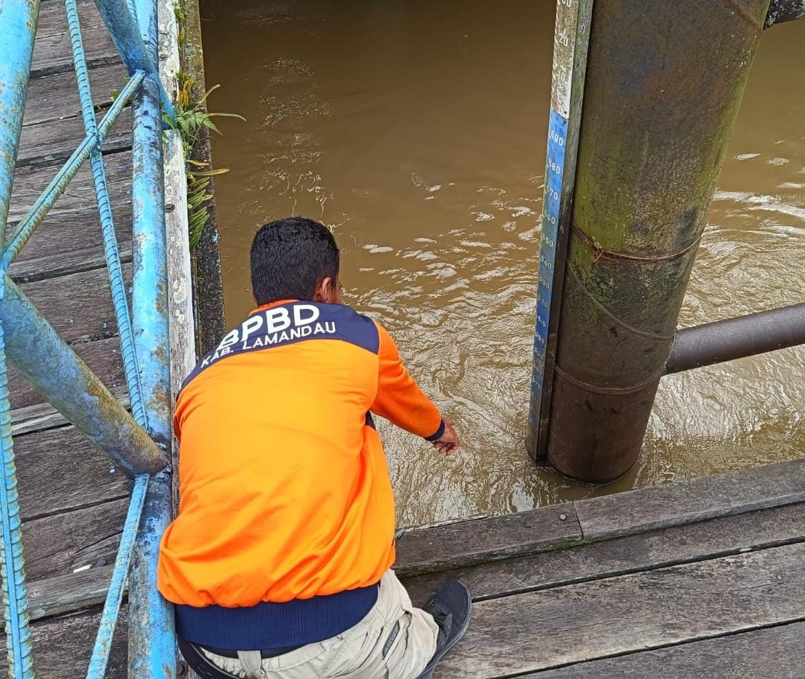 Petugas Badan Penanggulangan Bencana Daerah (BPBD) Kabupaten Lamandau, saat memantau kondisi Stasiun Pantau Dermaga Batu Bisa, Kelurahan Nanga Bulik, Kecamatan Bulik, Senin (10/3).
