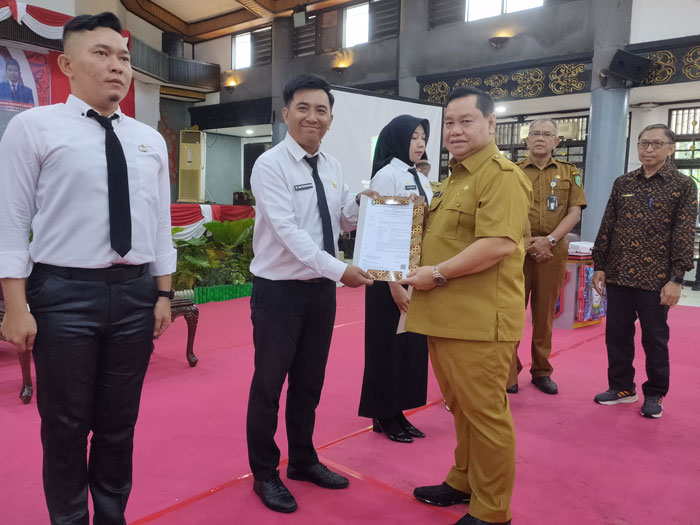 SIMBOLIS: Bupati Kotim Halikinnor menyerahkan secara simbolis SK CPNS STTD dan PPPK tahap I formasi tahun anggaran 2024 di lingkungan Pemkab Kotim, Selasa (4/3).YUNI/RADAR SAMPIT&nbsp;