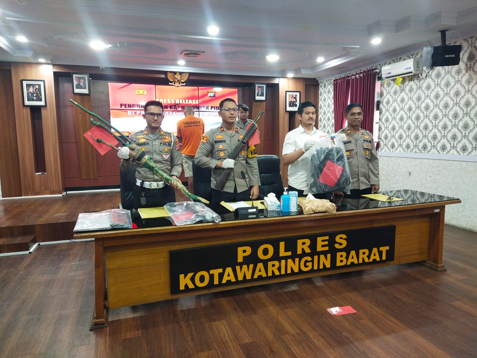 BARANG BUKTI: Wakapolres Kobar Kompol Rendra Aditya Dani saat menunjukkan barang bukti perusakan fasilitas Kantor Desa Umpang, Kecamatan Arut Selatan, Kobar, Senin (10/3/2025)