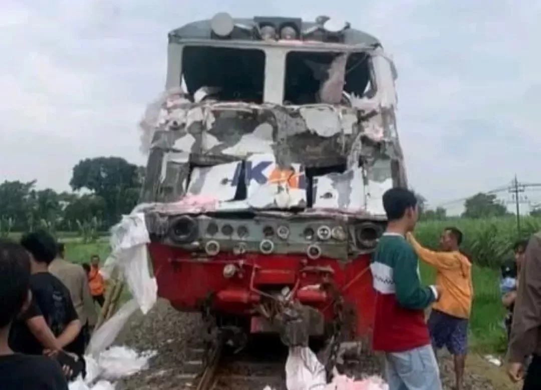 Kondisi lokomotif Kereta Api Kertanegara usai bertabrakan dengan truk pupuk di Kediri, Senin (10/3) pukul 11.00 WIB. (Akun X @sahabat_kereta)