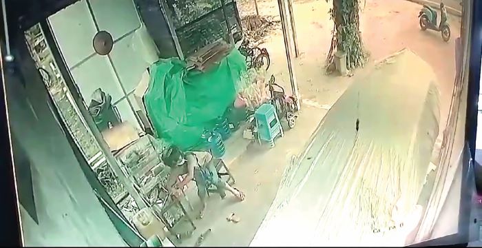 PENCURIAN : Seorang pemuda terekam kamera CCTV, mencuri uang kotak amal di Desa Bangkuang Makmur, Senin (10/03/2025) siang. TANGKAPAN LAYAR/RADAR SAMPIT