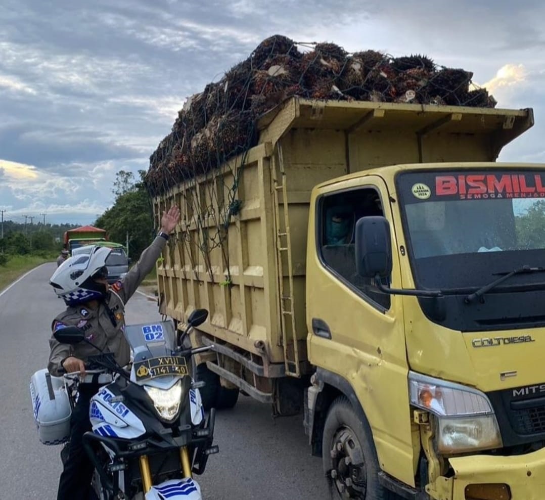 Anggota Satlantas Polres Lamandau, saat melakukan pengawasan terhadap kendaraan ODOL